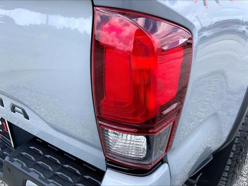 Used 2021 Toyota Tacoma TRD Off-Road w/ TRD Premium Off Road Package AWD/4WD image 30