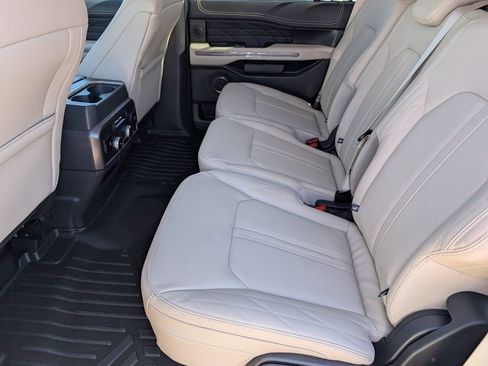 Used 2024 Ford Expedition Platinum image 12