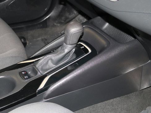 Used 2022 Toyota Corolla LE image 32