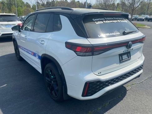 Used 2025 Volkswagen Tiguan SE R-Line image 3