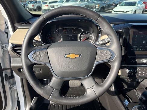 Used 2022 Chevrolet Traverse LT image 16