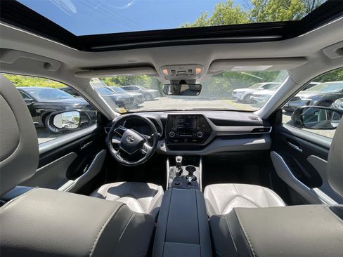 Used 2021 Toyota Highlander XLE AWD/4WD image 31