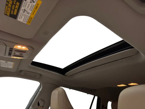 Used 2022 Toyota Highlander XLE image 3