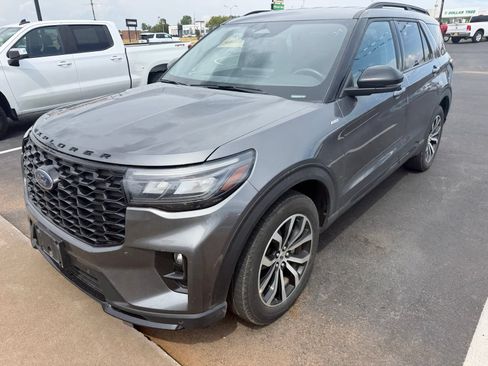 Used 2025 Ford Explorer ST-Line AWD/4WD image 2