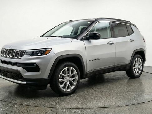Used 2025 Jeep Compass Limited image 3