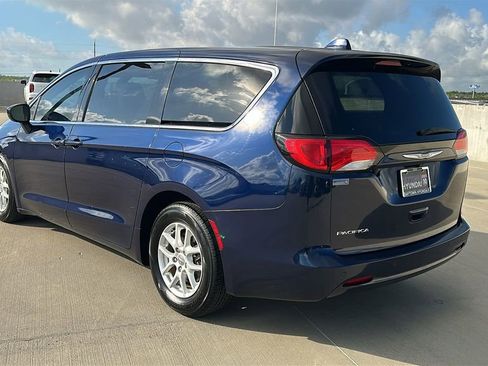 Used 2017 Chrysler Pacifica LX image 10
