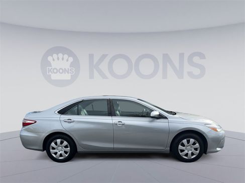 Used 2017 Toyota Camry LE image 8