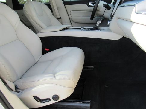 Used 2018 Volvo XC60 T6 Momentum w/ Convenience Package image 9