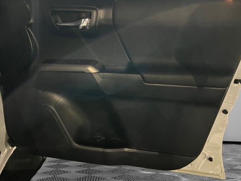 Used 2017 Toyota Tacoma TRD Sport image 12