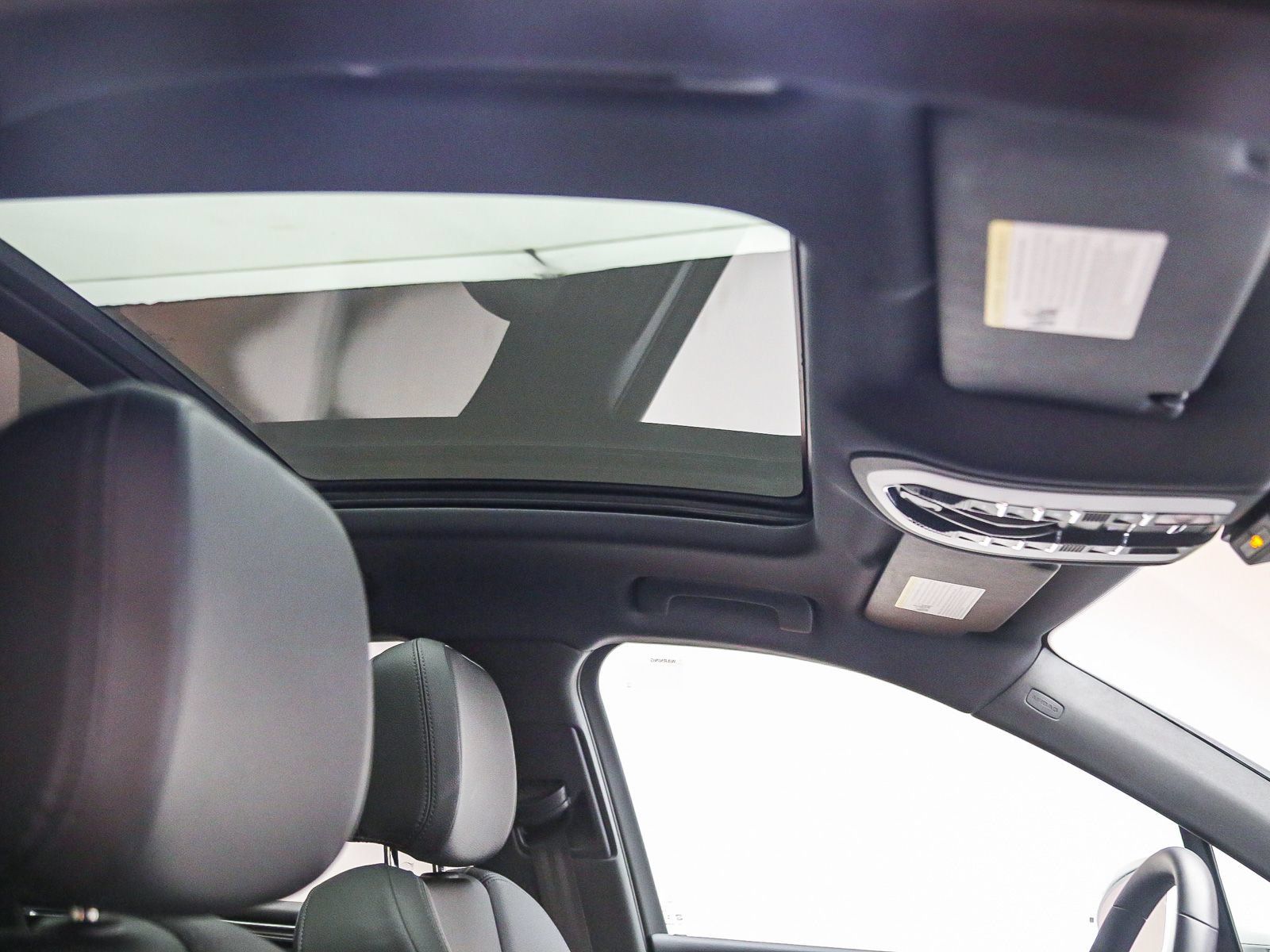 Certified 2025 Porsche Macan AWD/4WD image 21