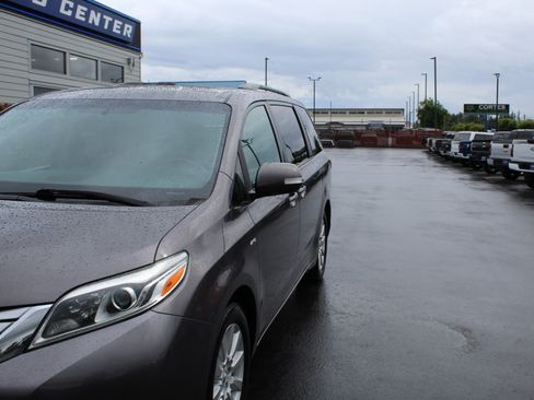 Used 2017 Toyota Sienna Limited AWD/4WD image 12