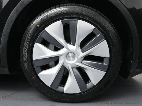 Used 2023 Tesla Model Y Long Range image 13