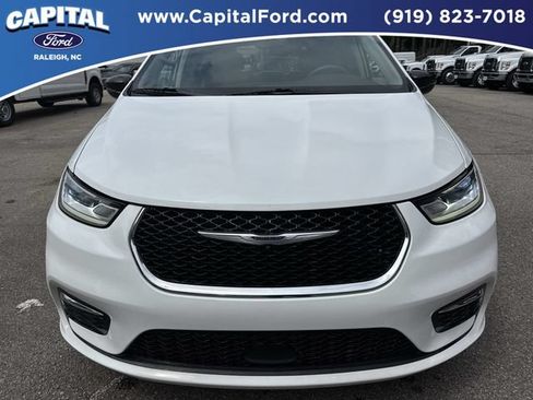 Used 2024 Chrysler Pacifica Touring-L FWD image 10
