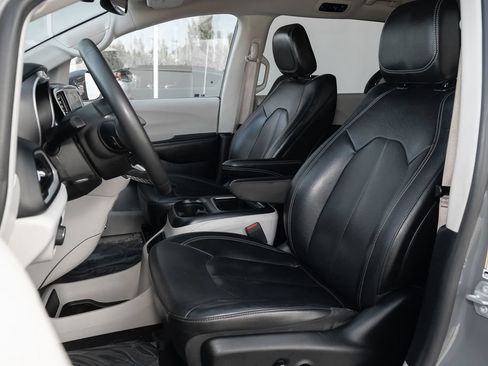 Used 2022 Chrysler Pacifica Touring-L FWD image 19