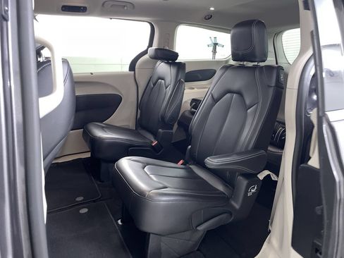 Used 2023 Chrysler Pacifica Touring-L FWD image 19