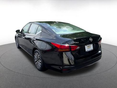 Used 2025 Nissan Altima 2.5 SV FWD image 11
