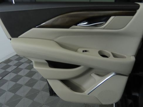 Used 2020 Cadillac Escalade Luxury w/ LPO, Radiant Package image 27