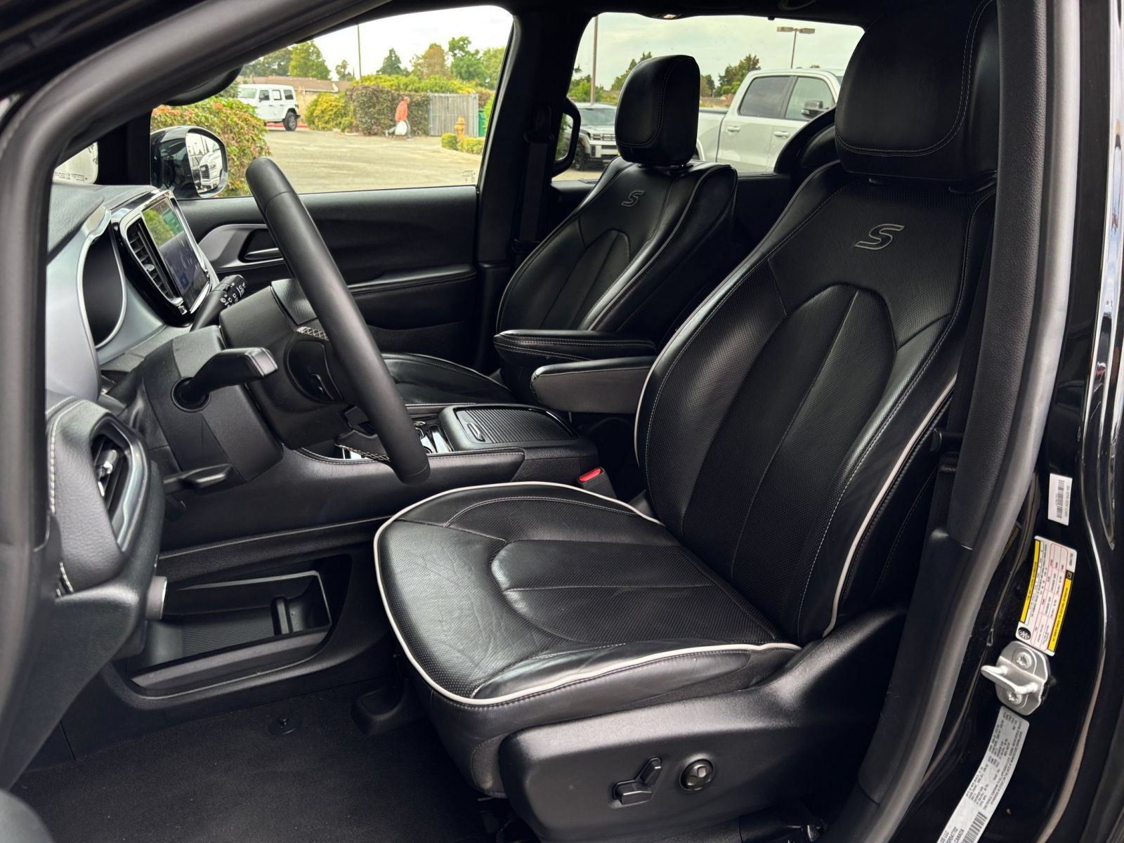 Used 2025 Chrysler Pacifica Limited FWD image 40