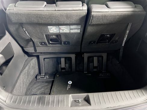 Used 2024 Kia Carnival LX image 25