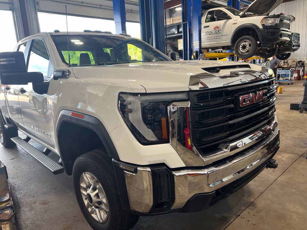 Used 2024 GMC Sierra 2500 Pro w/ Convenience Package AWD/4WD image 2