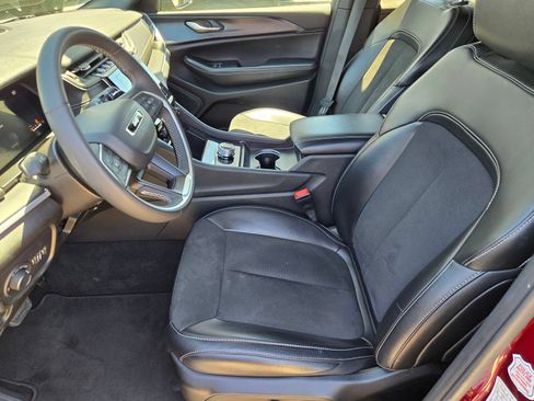 Used 2025 Jeep Grand Cherokee Altitude AWD/4WD image 11