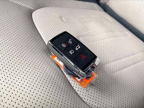 Used 2022 Land Rover Defender 110 X-Dynamic SE image 13