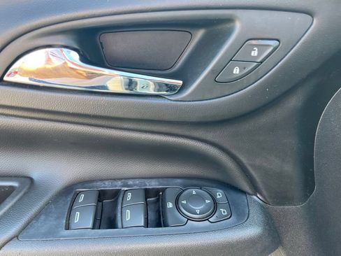 Used 2018 Chevrolet Equinox LT FWD image 21