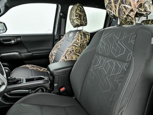 Used 2017 Toyota Tacoma TRD Sport w/ Tow Package (A/T) AWD/4WD image 15