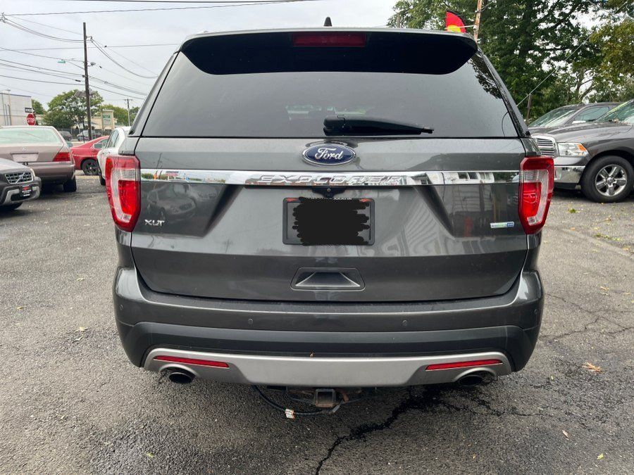Used 2017 Ford Explorer XLT w/ Equipment Group 202A AWD/4WD image 8