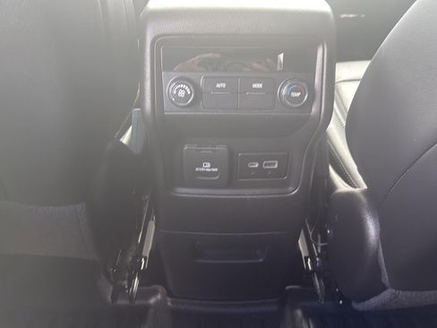 Used 2023 GMC Acadia SLT image 15