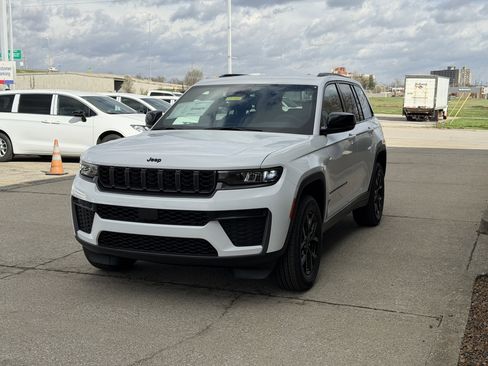 New 2026 Jeep Grand Cherokee Altitude image 18
