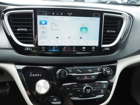 Used 2024 Chrysler Pacifica Touring-L image 24