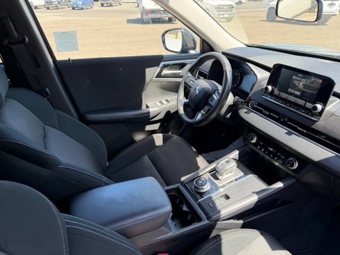 Used 2024 Mitsubishi Outlander ES FWD image 18