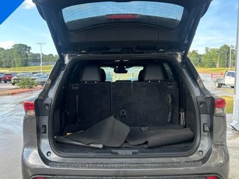 Used 2023 Toyota Highlander XSE FWD image 5