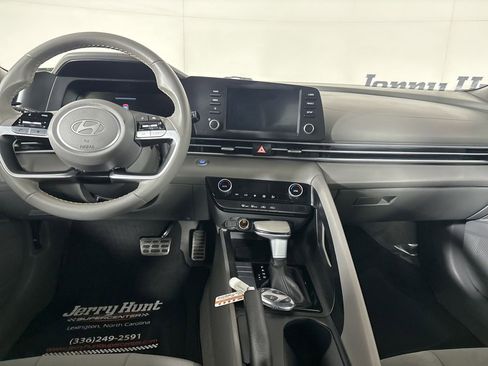 Used 2025 Hyundai Elantra Sport image 22