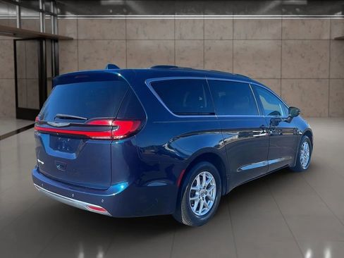 Used 2022 Chrysler Pacifica Touring-L image 6