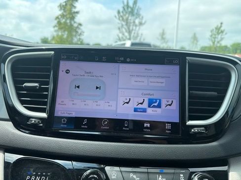 Used 2023 Chrysler Pacifica Touring-L FWD image 28
