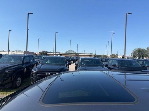 Used 2017 Toyota Sienna XLE Premium FWD image 4