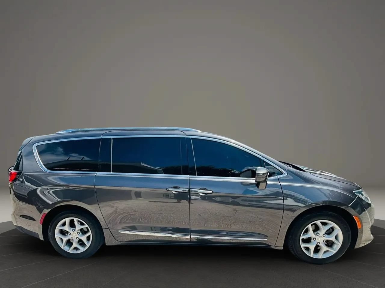 Used 2018 Chrysler Pacifica Touring-L Plus FWD image 6
