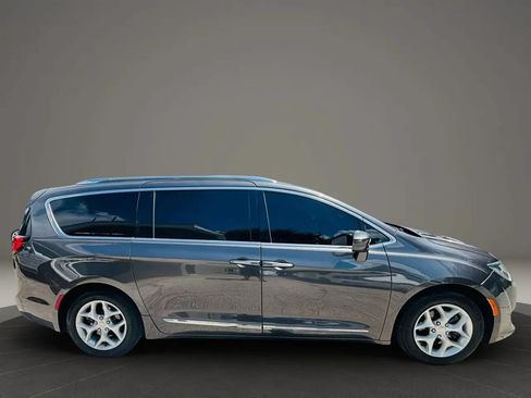 Used 2018 Chrysler Pacifica Touring-L Plus FWD image 6