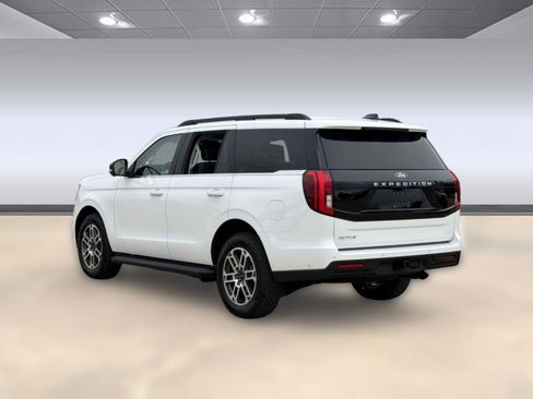 Used 2025 Ford Expedition Active AWD/4WD image 3