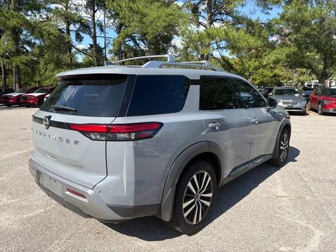 Used 2024 Nissan Pathfinder Platinum FWD image 5
