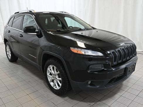 Used 2018 Jeep Cherokee Latitude Plus w/ Cold Weather Group AWD/4WD image 15