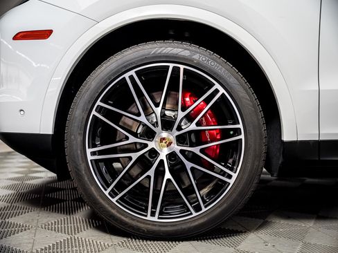 Certified 2024 Porsche Cayenne S AWD/4WD image 14