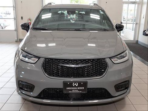 Used 2023 Chrysler Pacifica Limited w/ S Appearance Package AWD/4WD image 4