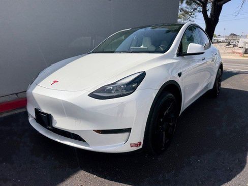 Used 2024 Tesla Model Y 2WD image 1