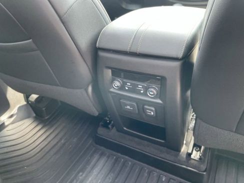 Used 2022 Chevrolet Traverse Premier image 15