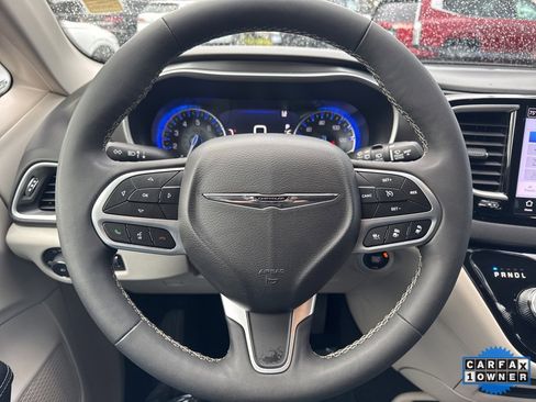 Used 2024 Chrysler Pacifica Touring-L image 22
