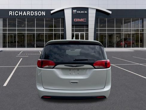 Used 2020 Chrysler Pacifica Touring w/ S Appearance Package FWD image 4