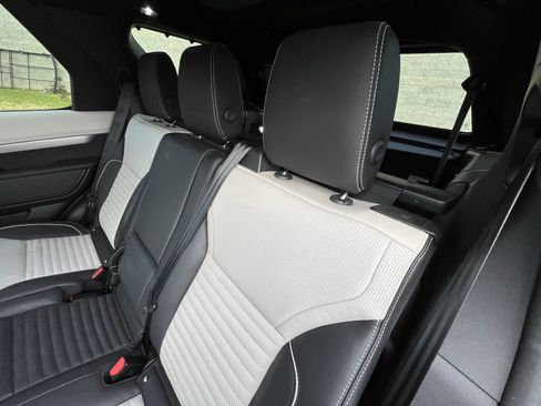 Used 2024 Land Rover Discovery Dynamic SE image 10